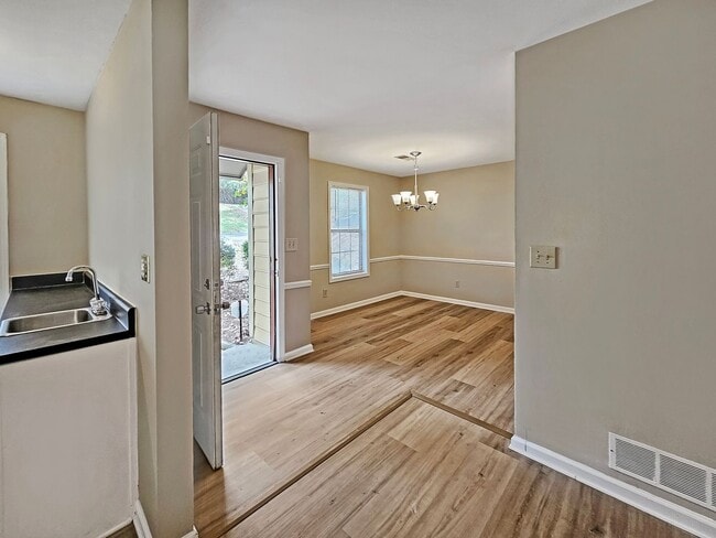 Building Photo - Recently Updated 2/2.5 Flat in Duplex Building