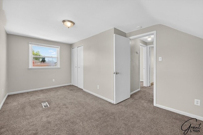 Building Photo - $1450 4 Bedrooms