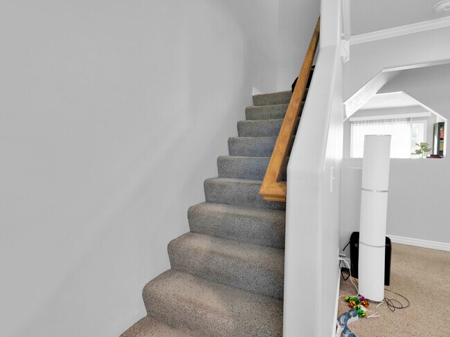 Building Photo - 374 E Braidhill Dr