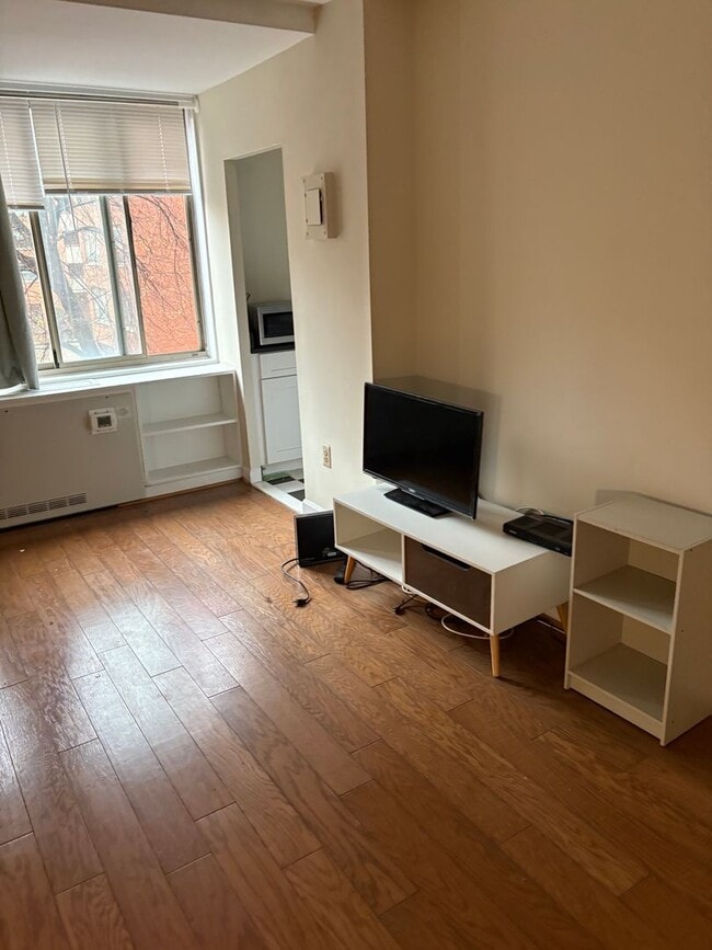 Building Photo - New Updated Spacious Studio