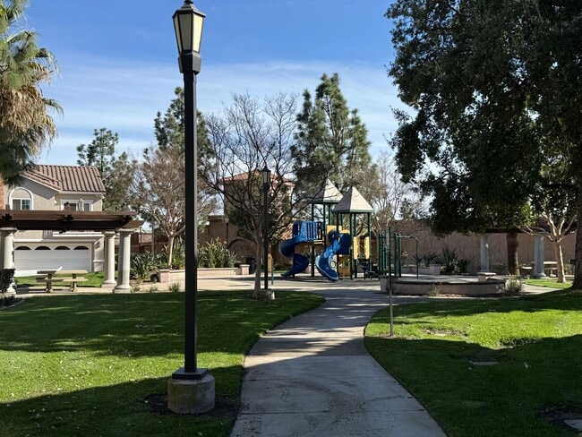 Building Photo - Beautiful 2 bed 2 bath Rancho Cucamonga Condo