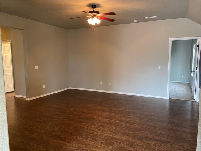 Building Photo - 108 S Woodsprings Dr