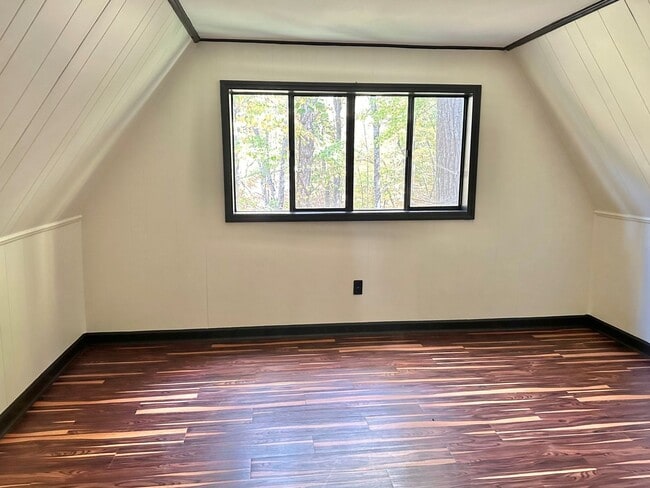 Building Photo - Lake Front Living on Lanier!