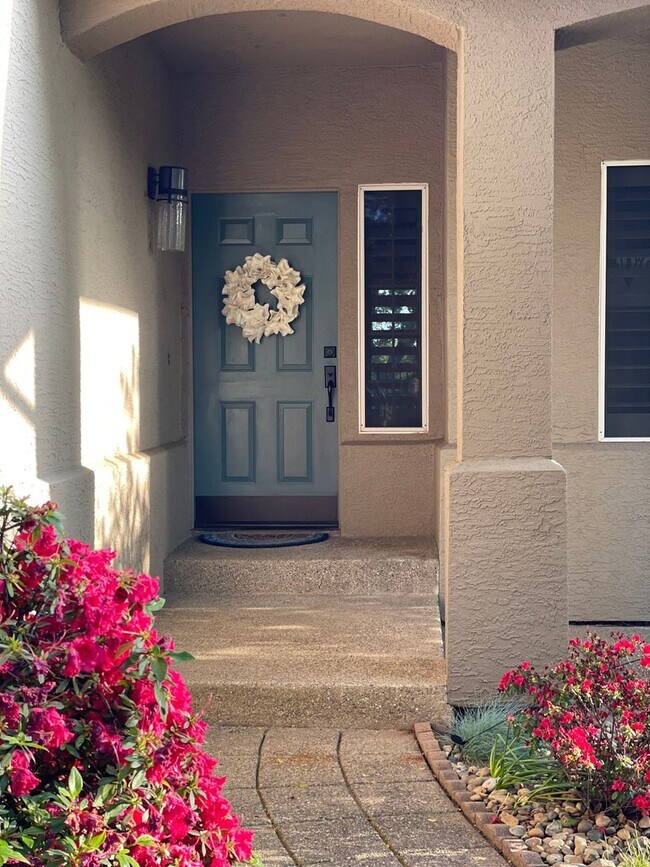 Building Photo - "Coveted Comfort: Spacious 4-Bed, 3-Bath H...