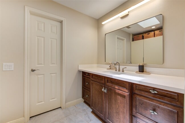 Building Photo - 239 Litchfield Ln
