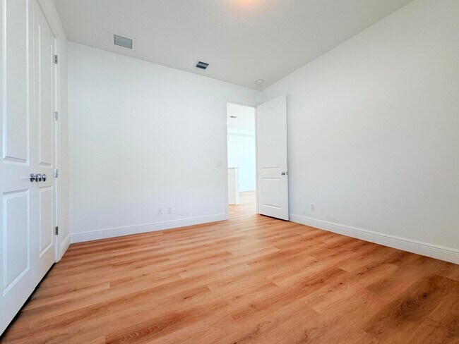 Building Photo - 2074 Dickens Terrace