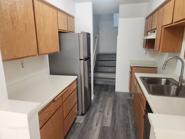 Building Photo - Beautiful two story condo in a well maintained complex, and close to everything!!