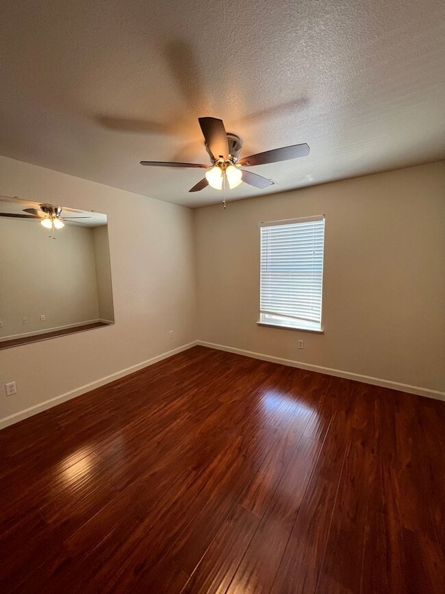 Building Photo - Spacious 4 bedroom 2.5 Bathroom Gold River...