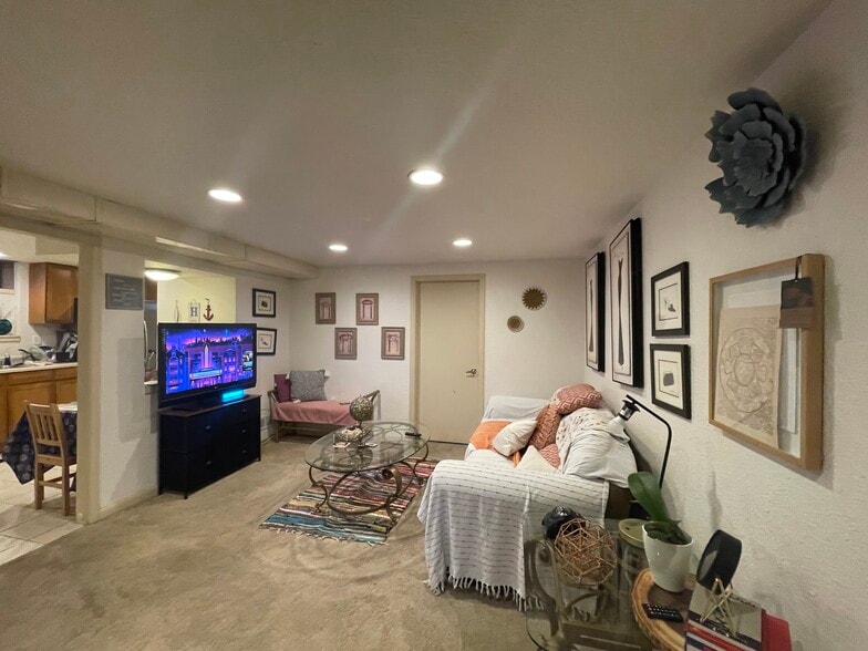 Building Photo - 3301 Kearney St