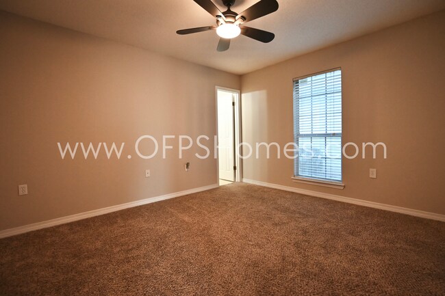 Building Photo - 636 Emerald Ln
