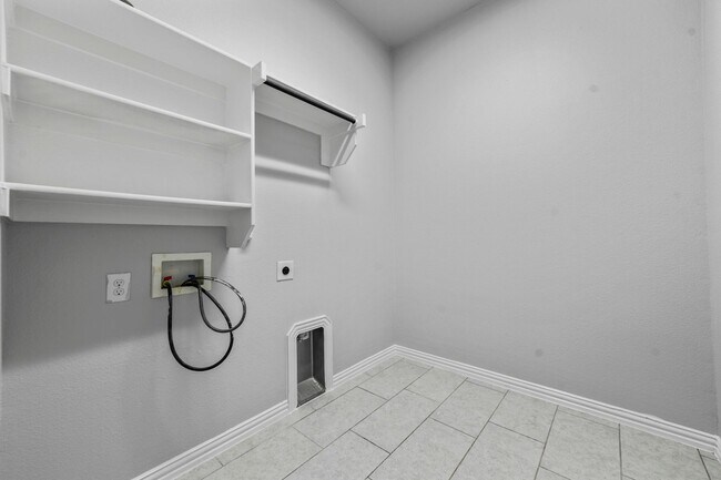 Building Photo - Charming 1-Story 4 Bedroom 2 Bathroom in L...