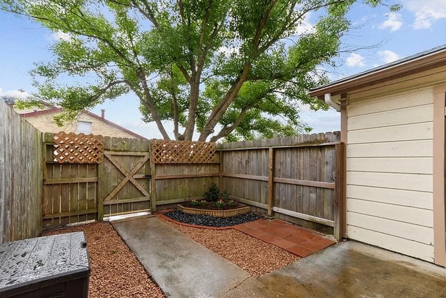 Building Photo - 2 Bedroom, 1.5 Bath Townhome – Modern Comf...