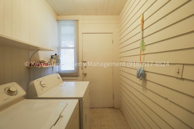 Building Photo - Beautifully Redone 1 Bedroom Duplex! Available for Immediate Move in!