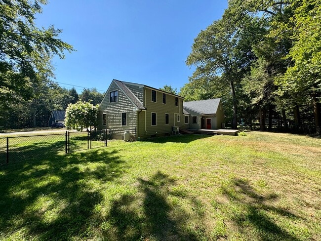 Building Photo - $3,395 Spacious 4BD/2BA Home w/Fenced Back...