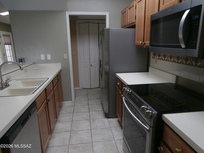 Building Photo - 870 W Calle de Emilia
