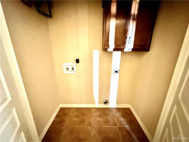 Building Photo - 13 Mimosa St