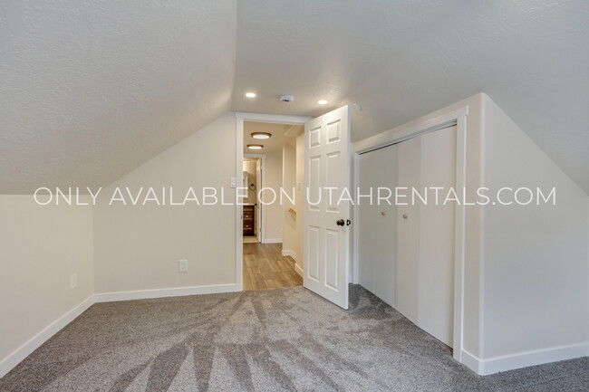Building Photo - 330 S 1080 E