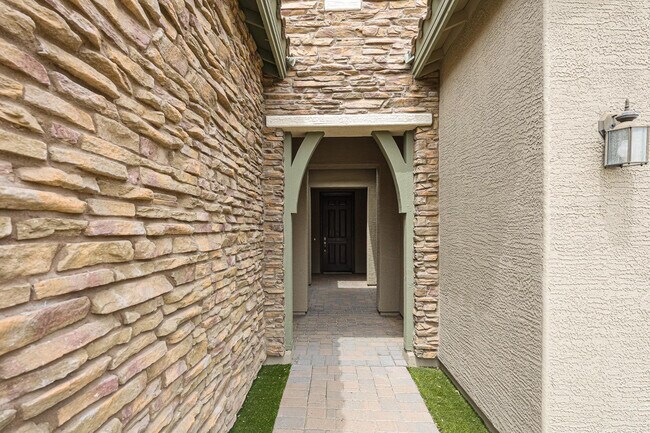 Building Photo - 1424 E Pedro Rd