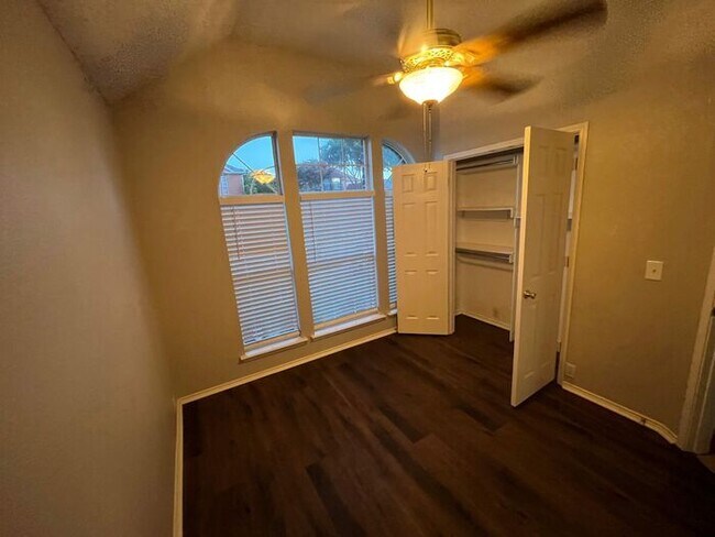Building Photo - Bright & Inviting Home with Walk-In Closet...
