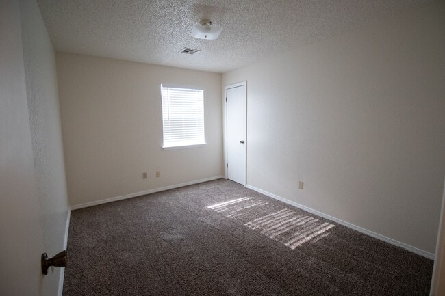 Building Photo - 1706 Jennifer Cir