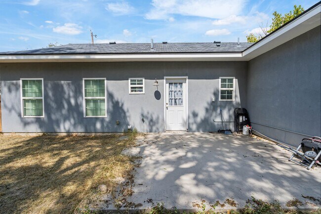 Building Photo - 200 Wallen St