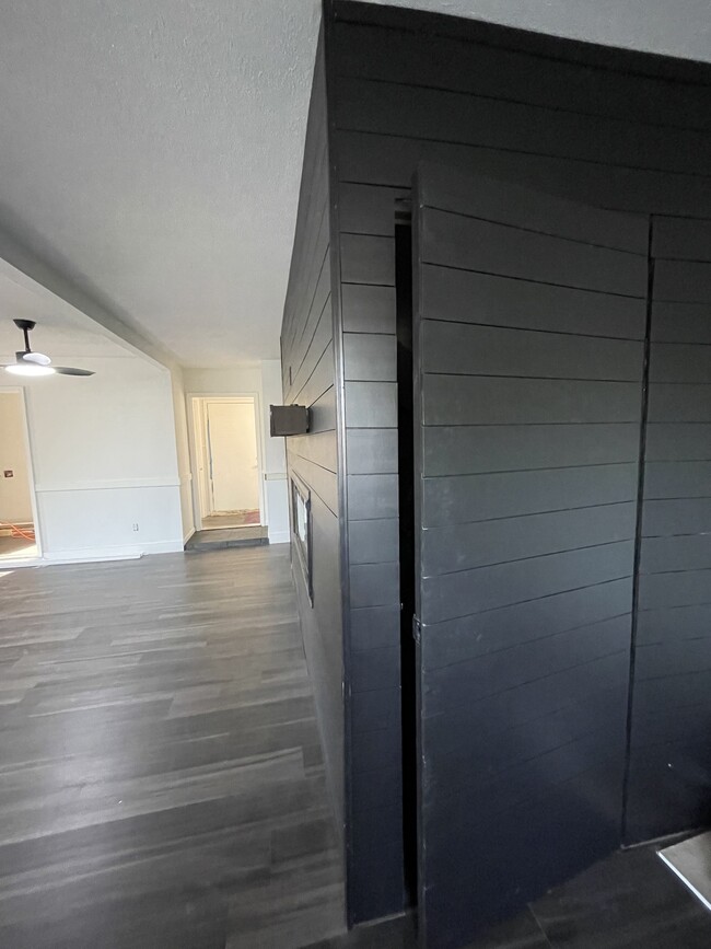 Building Photo - 910 Clearmont Dr