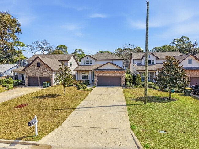 Building Photo - Stunning 4 Bedroom Home with Solar Energy & Private Pool!