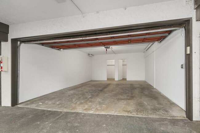 Building Photo - Fantastic location in the heart of downtown Kirkland!