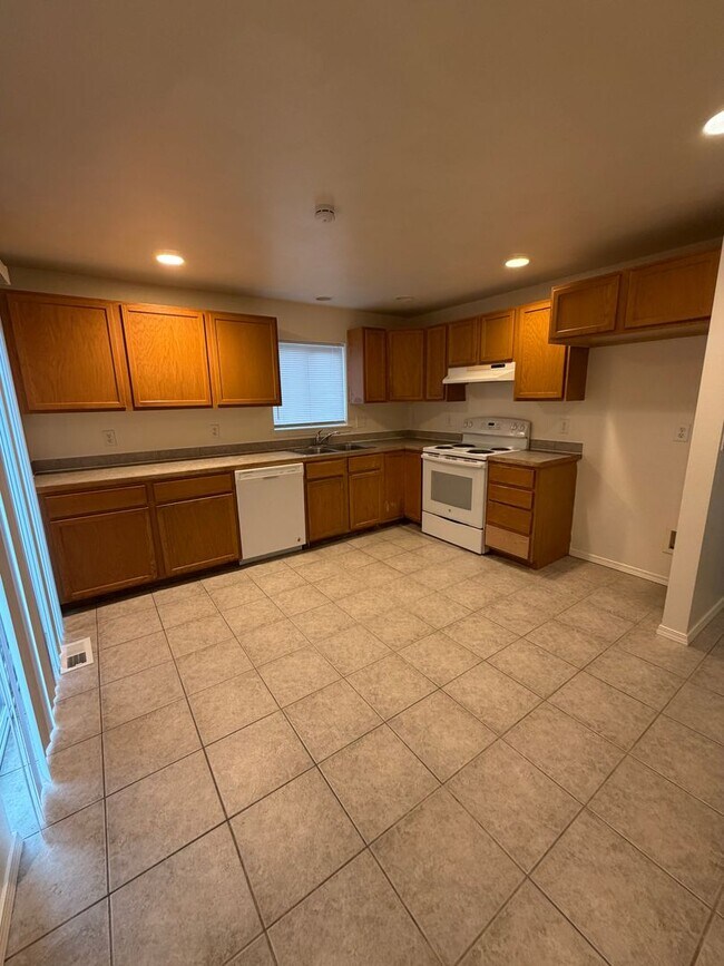 Building Photo - 1705 W Bemis St