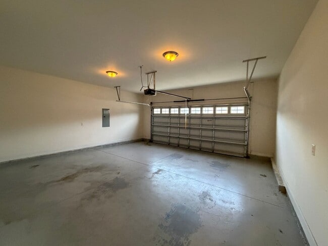 Building Photo - 4 BR Home in Quiet Neighborhood