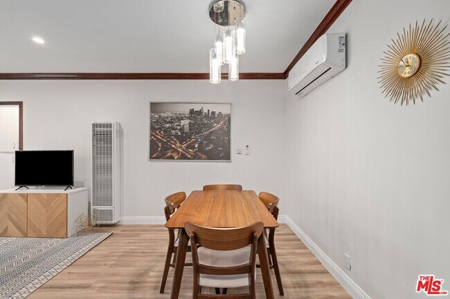 Building Photo - 1330 S Barrington Ave