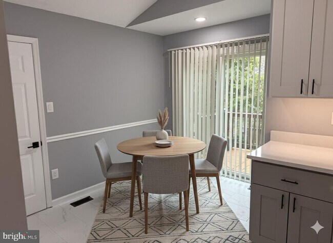 Building Photo - 10909 Clara Barton Ct