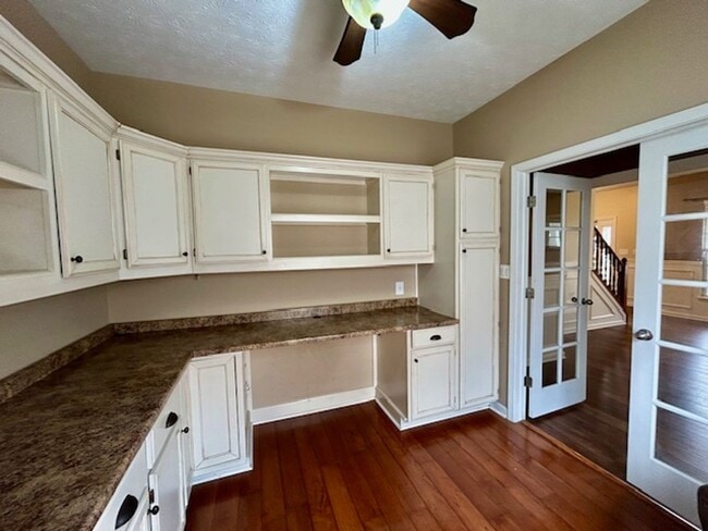 Building Photo - Beautiful 2 Story, 4 Bedroom, with a Full ...