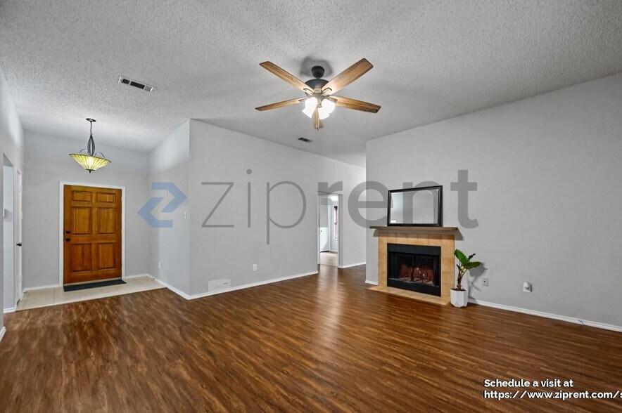 Building Photo - 2029 Oakglen Dr