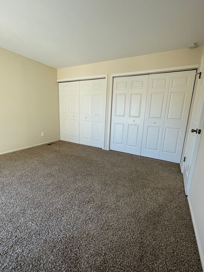 Building Photo - 2 Bedroom 1 Bath Condo Available April