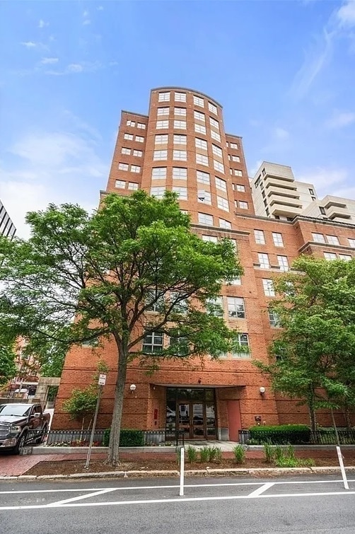 Building Photo - 931 Massachusetts Ave