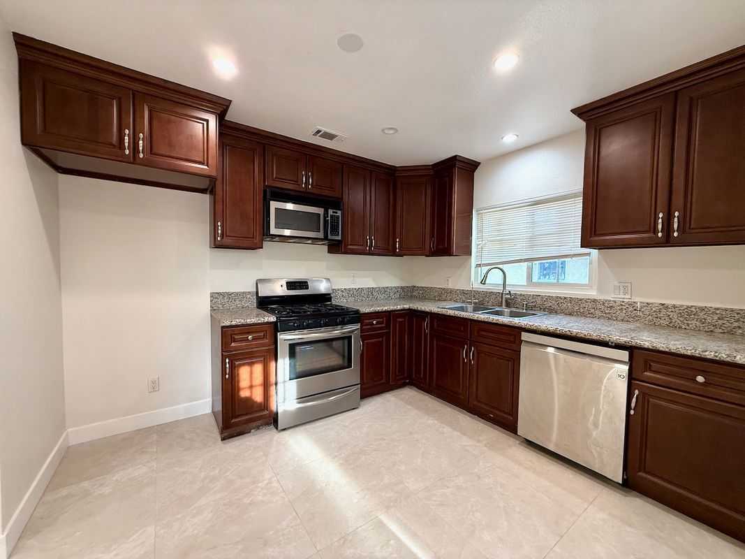 Building Photo - 1004 S Bruce Ln