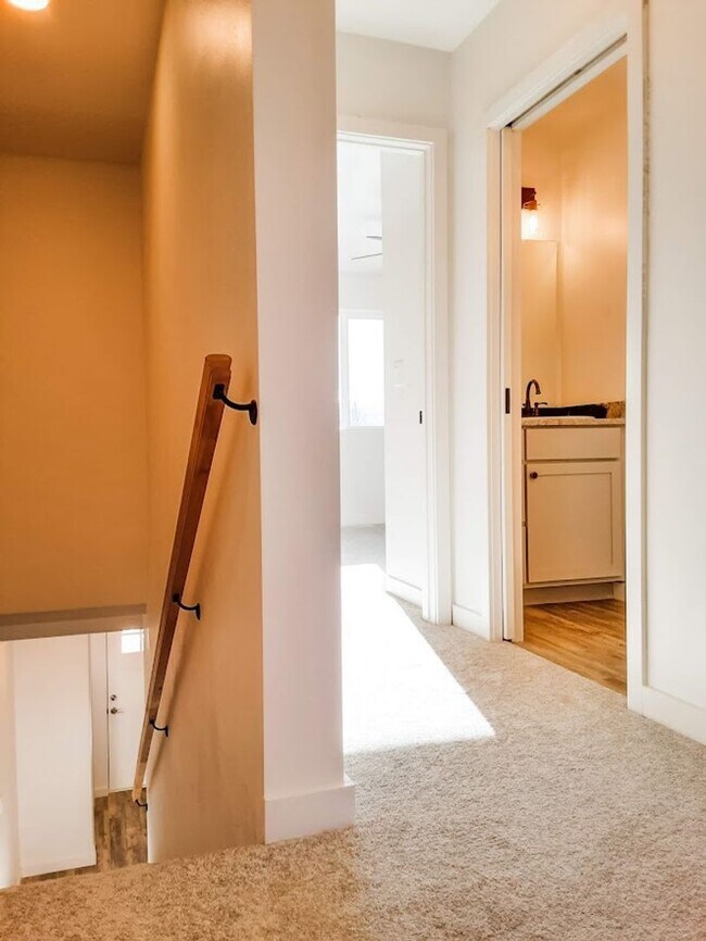 Building Photo - NEW 2 BED / 1.5 BATH TOWNHOME