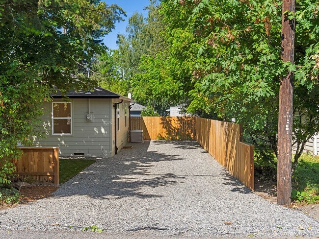 Building Photo - Light-Filled, Fully Remodeled 2?Bed / 1?Ba...