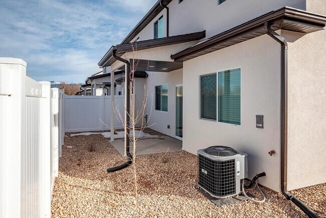 Building Photo - Charming Cedar City 3 Bedroom Townhome!