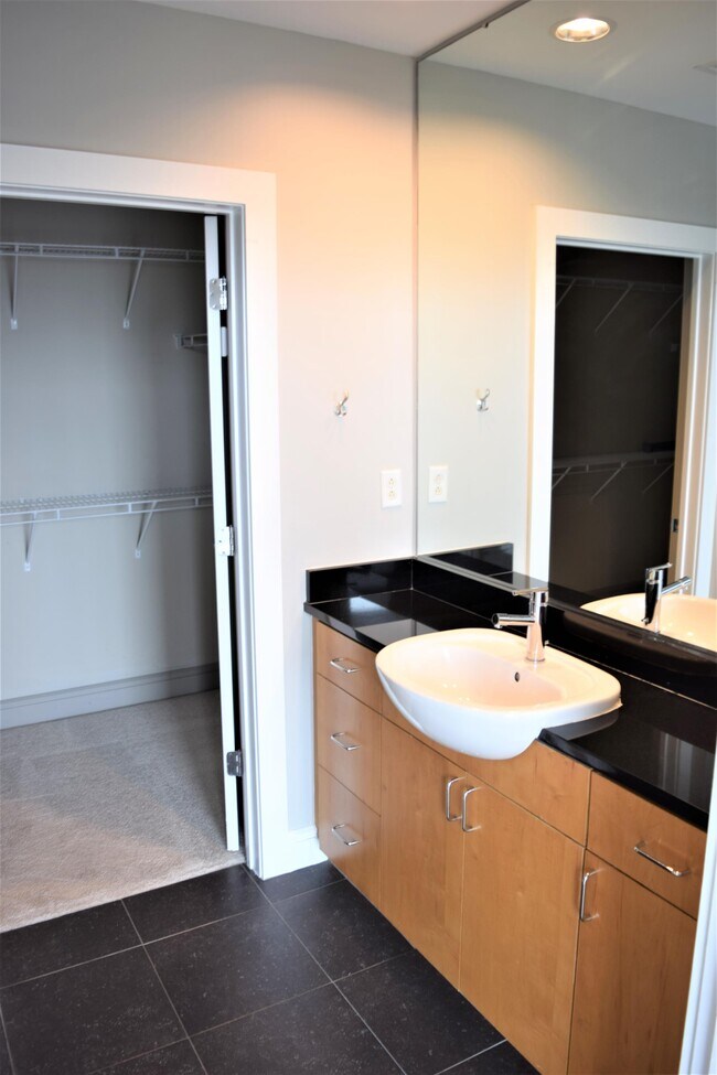 Building Photo - 333 W Trade St