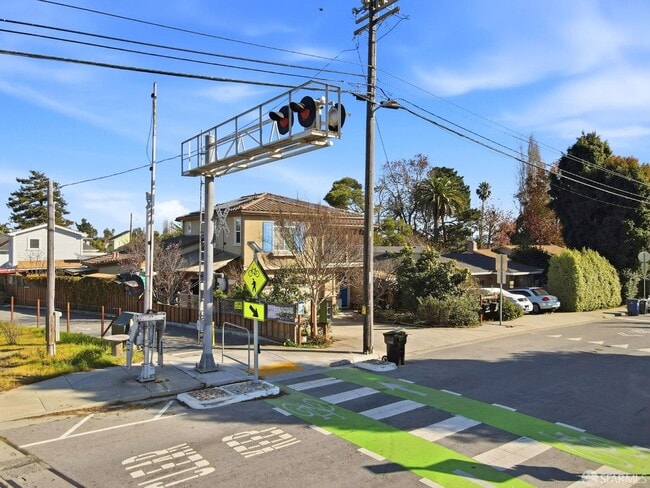 Building Photo - 820 Almar Ave