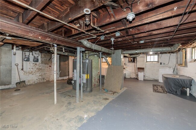 Building Photo - 2035 Chesterland Ave