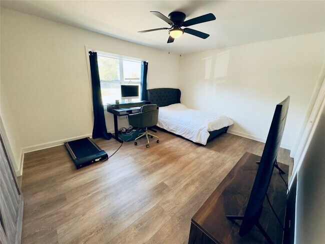 Building Photo - 275 Winding River Dr