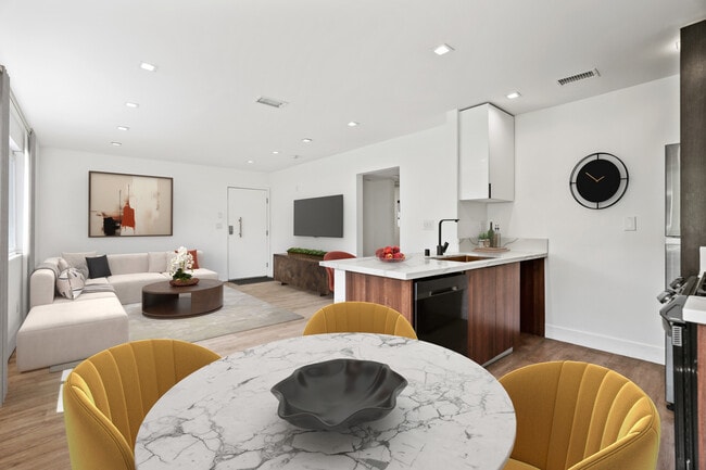 Building Photo - 701 N. Hill Pl.