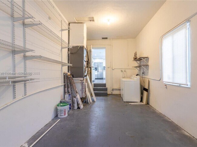 Building Photo - 2520 SW 22nd Terrace