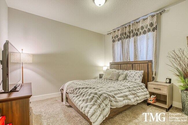 Building Photo - Spacious 4 BD Home with Private Backyard &...