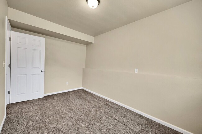 Building Photo - $2,095, 3 bed, 2 bath, located in Colorado...