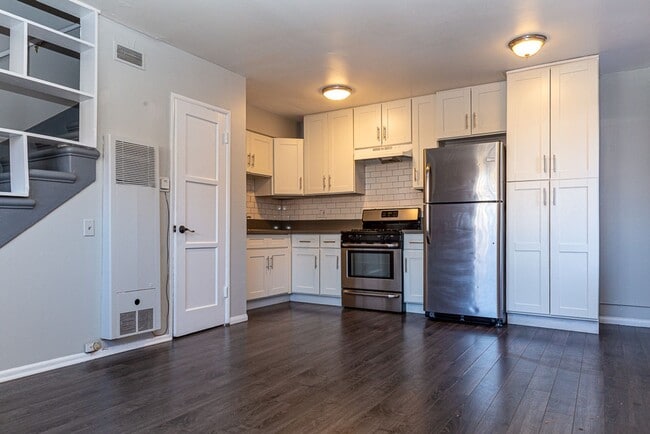 Building Photo - Townhome style apartments in up-and-coming...
