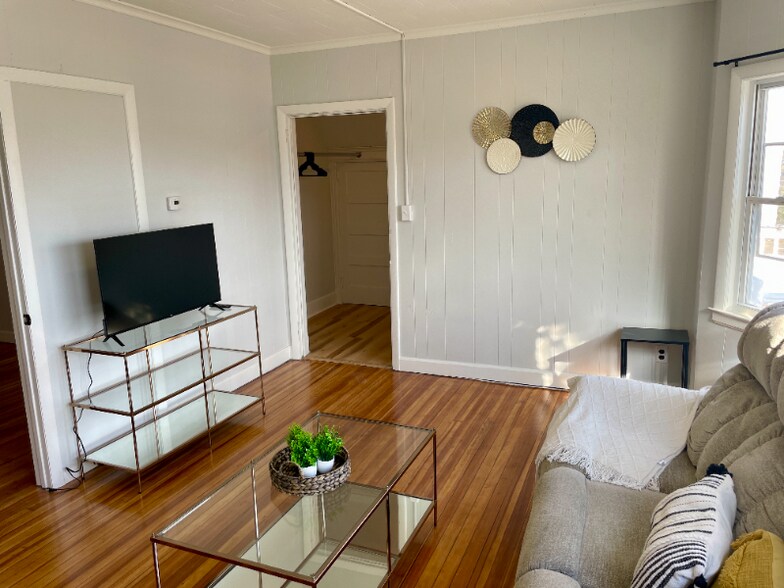 Building Photo - 451 New Park Ave